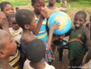 17. Ghana, Bundoli. Lekcja geografi w terenie. Do niedawna dzieci nie widziały gdzie jest Ghana oraz ich niewielka wioska Bundoli. (Fot. Anna Goworowska)