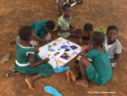 18. Ghana, Bundoli. Malowanie farbami. Temat Wioska Bundoli oczami dziecka. (Fot. Anna Goworowska)