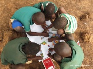 7. Ghana, Bundoli. Wiele dzieci pierwszy raz w życiu miało w ręku kolorową kredkę, układało puzzle, malowało farbami. Niesamowicie było widzieć tą radość, fascynację i zaciekawienie. (Fot. Anna Goworowska)